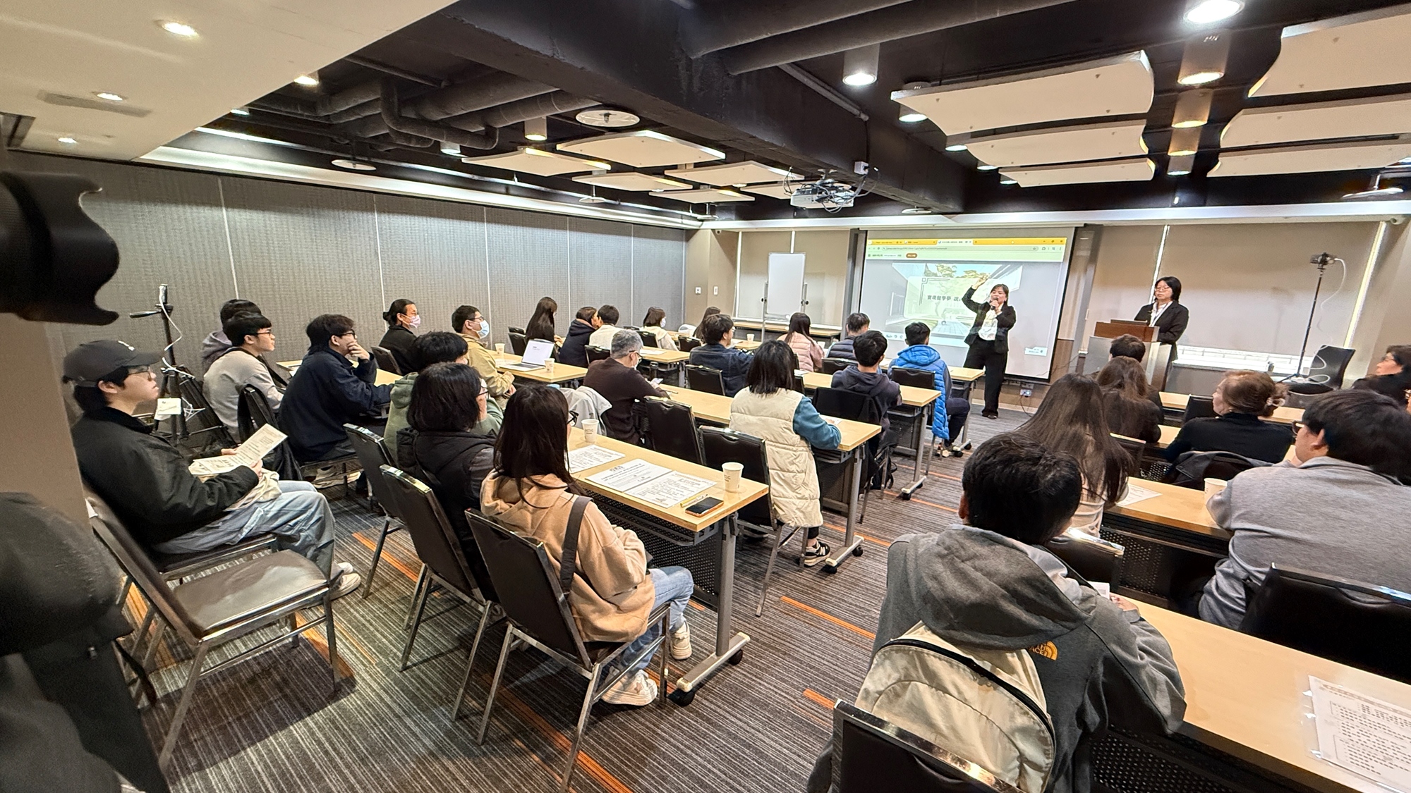 日本升學說明會現場全景與學生家長參與情形